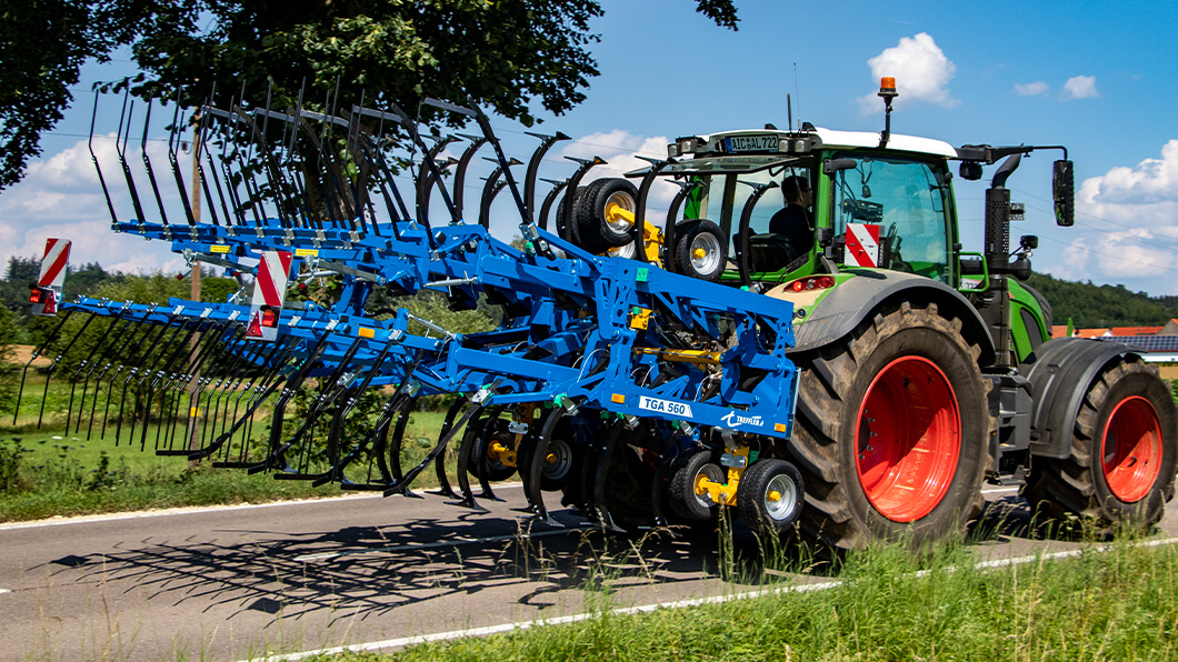 treffler-agrartechnik-praezisions-3-punkt-grubber-560-strassenbetrieb.jpg