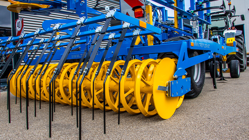 treffler-agrartechnik-praezisions-grubber-440-dachprofil-walze.jpg